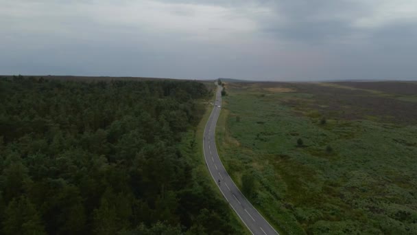 Avión Tripulado Volando Largo Carretera Ringinlow Campo Sobre Páramos Fuera — Vídeo de stock