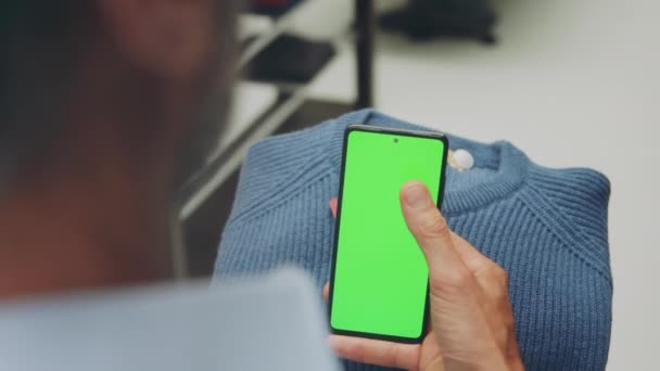 Κομψός Άντρας Ντυμένος Γαλάζιο Πουκάμισο Κυλάει Ένα Πράσινο Τηλέφωνο Ενώ — Αρχείο Βίντεο