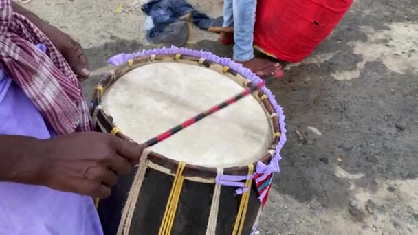在印度西孟加拉邦的一个村庄里 一个孤立的Dhak 被一个人在普贾上演奏 — 图库视频影像