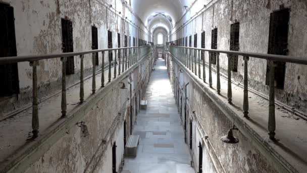 Cela Prisão Olhar Para Primeiro Nível Penitenciária Eastern State — Vídeo de Stock
