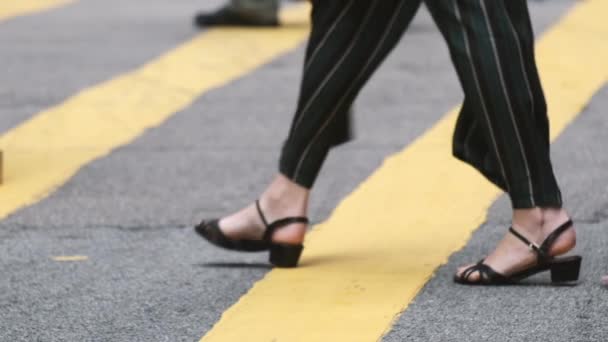 Közelkép Zsúfolt Utcán Sétáló Emberekről Lassított Felvételen — Stock videók