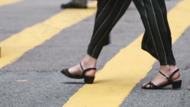 Nahaufnahme Von Menschen Die Zeitlupe Auf Einer Belebten Straße Gehen — Stockvideo