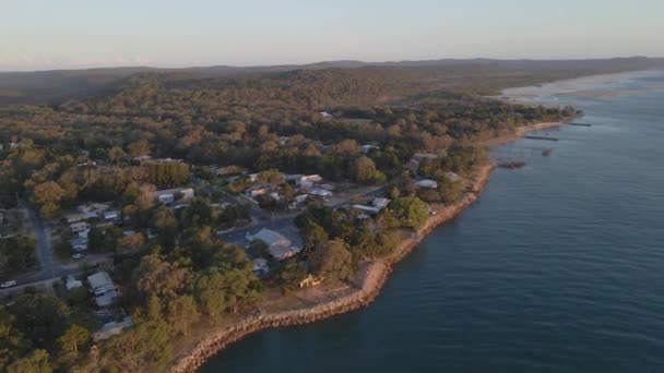 澳大利亚昆士兰州北部破岛的一个叫莫顿湾的小城镇 空中飞行 — 图库视频影像