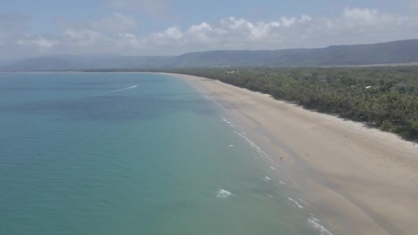 Nublado Cielo Azul Sobre Playa Cuatro Millas Port Douglas Qld — Vídeo de stock