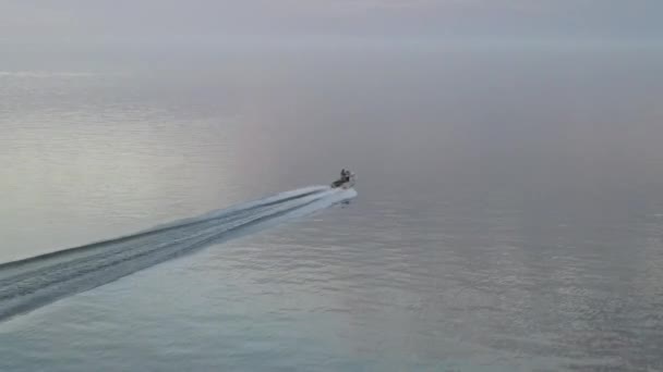 Velocidad Barco Potencia Pacífico Océano Dejando Marcas Detrás Drone Aéreo — Vídeo de stock