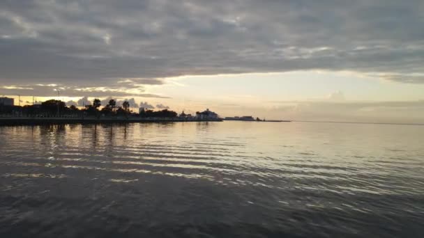 ニューオーリンズの近くのポンチャートレイン湖の静かな風景 日没の間にルイジアナ州の西端の近所 空中ドローン — ストック動画