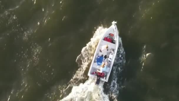 Dalgalı Bir Denizde Yelkenli Tekneye Köpüklü Dalgalar Sıçratmak Hava Zleme — Stok video