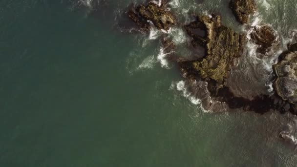 アイスランド西部のサナフェルスネス半島の海岸で収穫物に衝突する波 空中上昇 — ストック動画