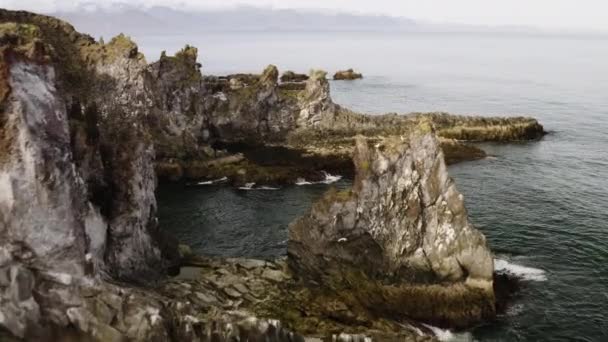 Drone Londrangar Rocky Basalt Cliffs Aan Kust Van Het Schiereiland — Stockvideo