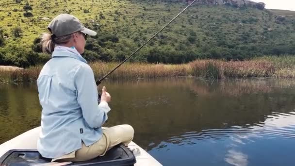 Une Fille Jette Attrape Poisson Bateau Sur Lac Calme Dans — Video