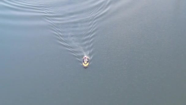 Passeios Turísticos Jet Ski Uma Paisagem Serena Durante Dia Órbita — Vídeo de Stock