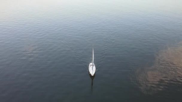 Wolken Reflexion Über Unberührtem Wasser Mit Einem Segelboot Der Nähe — Stockvideo