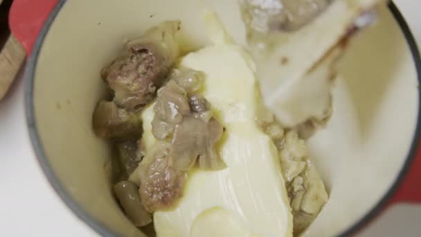 在金属锅中加入骨髓和黄油烹调牛排酱汁 — 图库视频影像