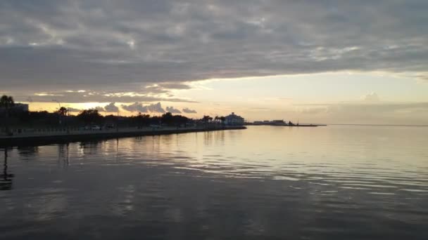 ルイジアナ州ニューオーリンズの西端点近くの湖畔のドライブに沿って夕日の景色米国 — ストック動画