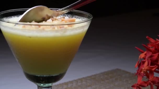 Deliziosa Pudding Gialla Con Cocco Dessert Servito Bicchiere Con Dessertspoon — Video Stock