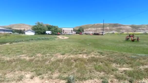 Dirigir Por Uma Fazenda Com Equipamentos Antigos Agricultura Vintage Campo — Vídeo de Stock