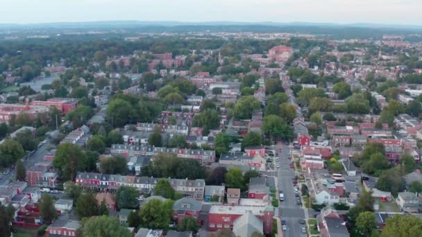アメリカの都市 夜間に空中に降下する 夏の夜に撃たれた 近所の家とダウンタウンのアメリカの家 — ストック動画