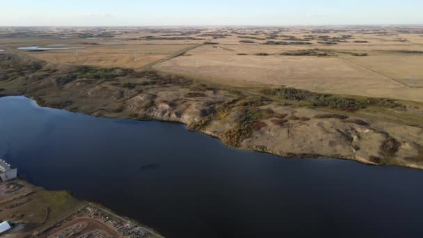 Odwrócony Lot Nad Północnoamerykańską Elektrownią Kanadyjskich Preriach Budynki Przemysłowe Góry — Wideo stockowe