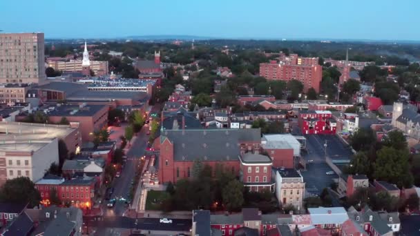 Camião Aéreo Disparado Downtown Lancaster Pensilvânia Hora Azul Luzes Acendem — Vídeo de Stock
