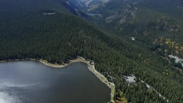 Vista Aérea Panorâmica Lago Alpino Montanhas Nevadas Distância — Vídeo de Stock