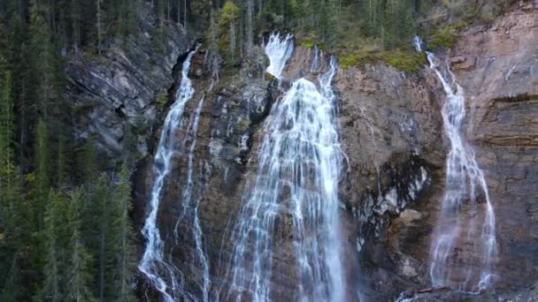 Imágenes Aéreas Una Triple Cascada Las Montañas Rocosas Girando Lentamente — Vídeos de Stock