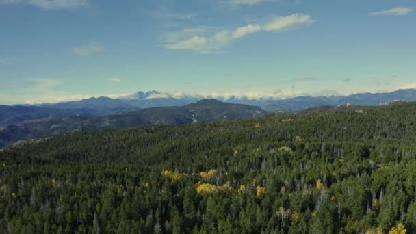 Antena Poruszająca Się Nad Lasem Zmieniającymi Się Osikami Górami Oddali — Wideo stockowe