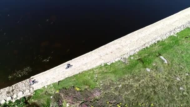 Aereo Drone Colpo Salire Sopra Muro Vecchia Diga Rivelando Una — Video Stock