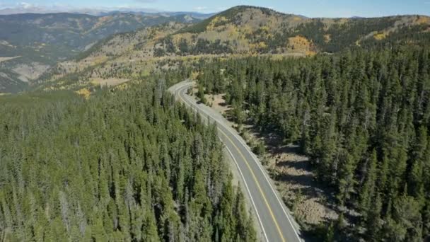Vista Aérea Sobre Carretera Montaña Con Otoño Amarillo Colorido Aspens — Vídeos de Stock