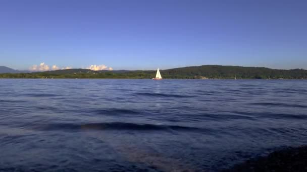 Horizontální Nízkoúhlý Pohled Červenou Plachetnici Plující Jezerních Vodách Zpomalení — Stock video
