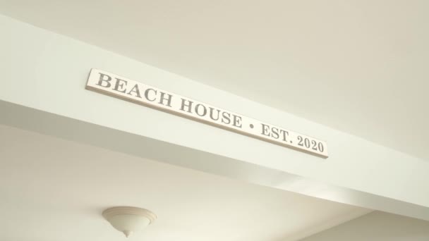 Wnętrze Kuchni Napisem Beach House Est Rok 2020 — Wideo stockowe