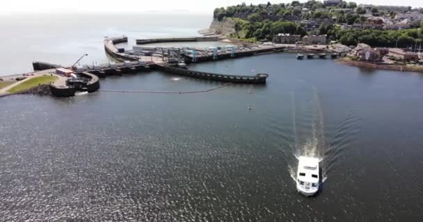 Luftaufnahme Des Cardiff Bay Barrage Mit Bootsausfahrt — Stockvideo