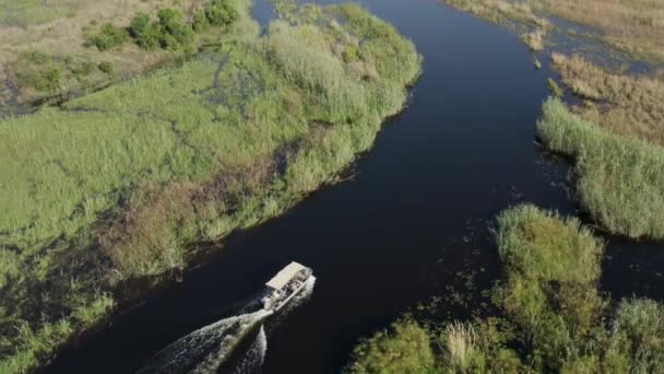 アフリカ ナミビアのカプリビ ストリップのCuando川のボート Aerial — ストック動画
