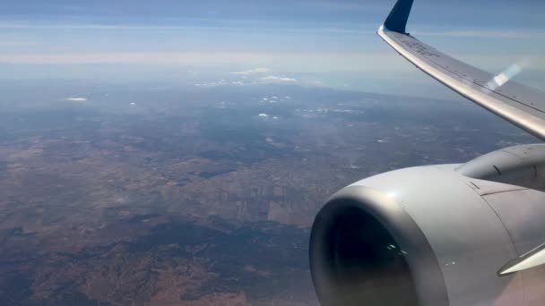 Flugzeugtriebwerk Und Tragfläche Während Des Fluges Durch Glasfenster Betrachtet Pov — Stockvideo