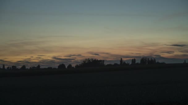 夜以继日的云雾笼罩着农田 天空的色彩生机勃勃 — 图库视频影像