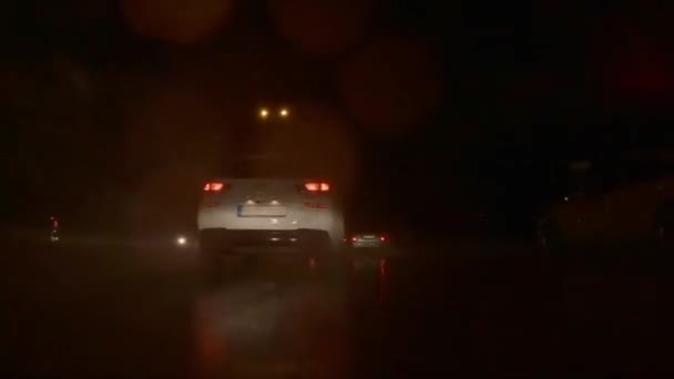 Düşük Perspektifli Yavaş Çekimde Başka Bir Arabayı Takip Eden Yağmurlu — Stok video