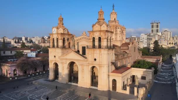 コルドバの歴史的大聖堂の美しい建築 アルゼンチン 航空パン — ストック動画