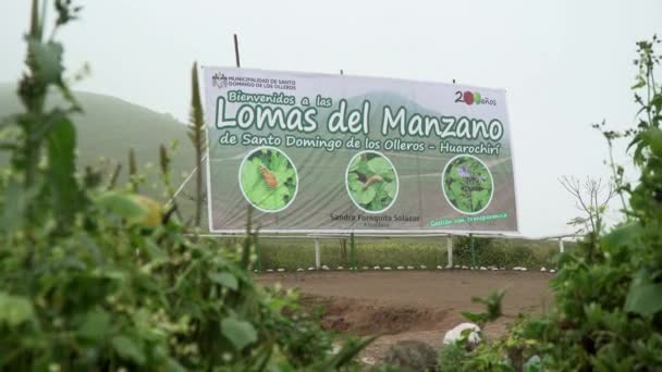 Fotografía Mano Una Señalización Que Presenta Lomas Manzano Pachacamac Lima — Vídeo de stock