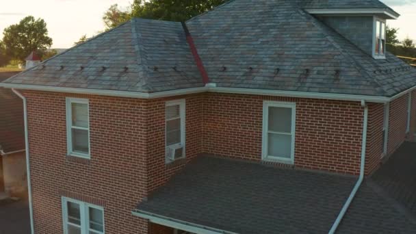 Aerial Ściąga Zdjęcia Dwóch Pięter Tradycyjnego Domu Cegły Usa Solidny — Wideo stockowe
