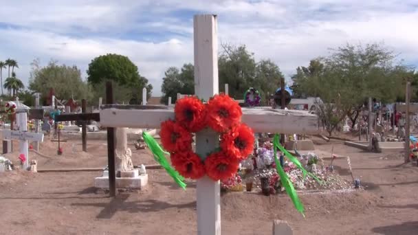 Handmade White Cross Decorated Orange Flowers Day Dead Mexican Cemetery — Stock Video
