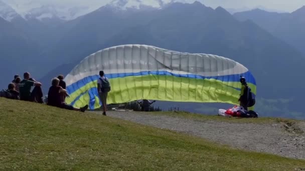 Paraglider Křídlo Pomalu Rozevírá Jak Pilot Začne Běžet Dolů Hory — Stock video