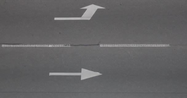 车辆在柏油路上行驶 地面上有白色箭头标志 高角度 — 图库视频影像