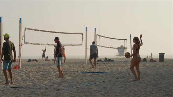 Caucasian Girl Serving Volleyball Beach Volleyball Match Huntington Beach California — Stock Video