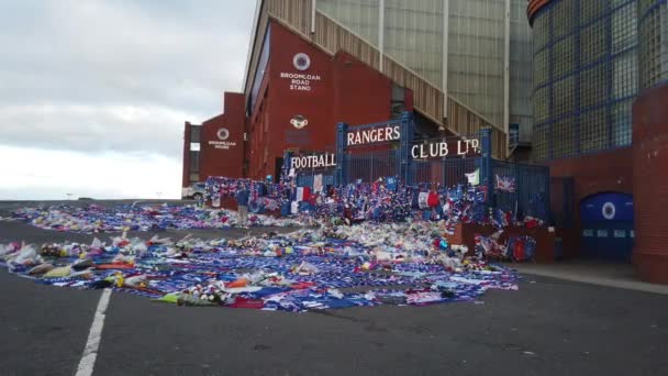 Tiro Largo Dos Portões Estádio Ibrox Com Homenagens Lenda Rangers — Vídeo de Stock