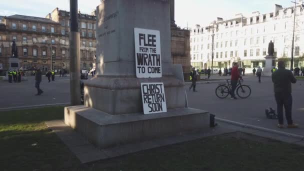 Banners Sobre Fin Del Mundo George Square Glasgow — Vídeos de Stock