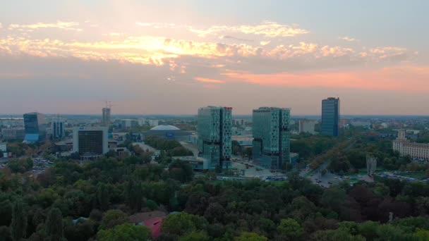 Ciudad Skyline Edificios Oficinas Vista Distrito Aérea Bucarest Rumania — Vídeos de Stock