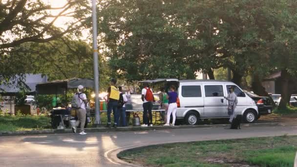 Personas Comunidad Que Apoyan Vendedor Informal Que Vende Comida Casera — Vídeo de stock