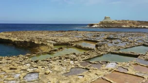 Aerial Nad Starożytnymi Garnkami Solnymi Wyspy Gozo Malta — Wideo stockowe