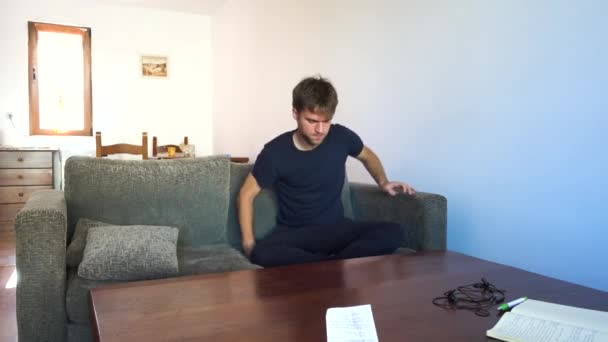 Pessoa Começando Meditar Sofá Sala Estar Apartamento — Vídeo de Stock