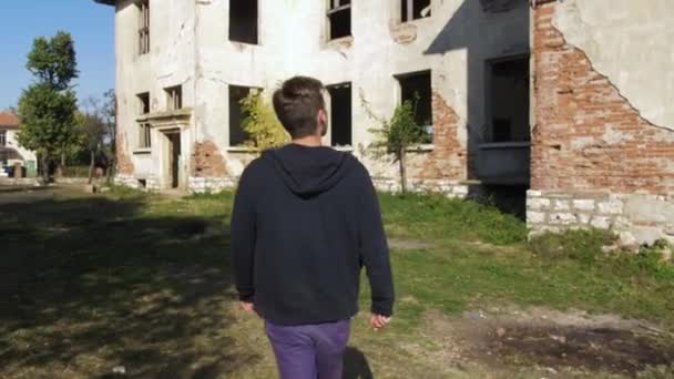放棄された建物 晴れた日 ブルガリアに向かって歩く人 スローモーションビュー — ストック動画