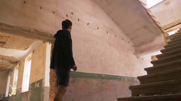 Persona Mirando Alrededor Dentro Ruinas Edificios Antiguos Día Soleado Bulgaria — Vídeos de Stock